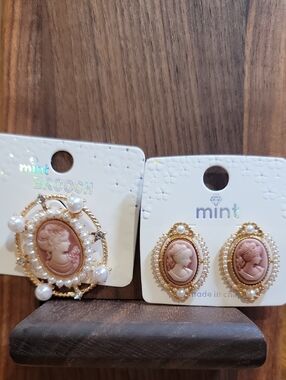 Cameo Brooch & Earrings Set in pink